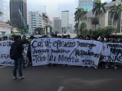 Video: Massa Demo Indonesia Gelap Mulai Berdatangan ke Kawasan Patung Kuda