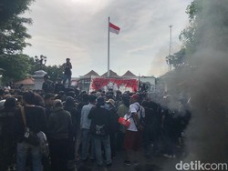 Memanas! Massa Demo Gelar Bakar-bakar Depan Gedung Agung Jogja