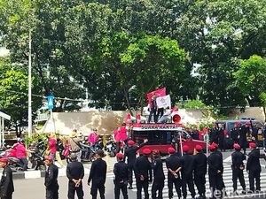 Kader PDIP Demo Depan KPK Saat Hasto Jalani Pemeriksaan sebagai Tersangka