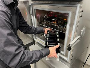 Video: Potret Uji Ketahanan iPhone 16e sebelum Diluncurkan