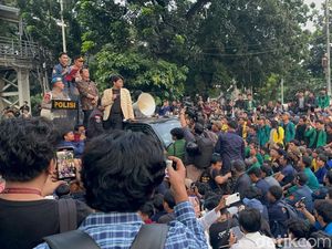 Mensesneg Prasetyo Hadi Temui Massa Indonesia Gelap di Patung Kuda