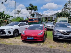 Penampakan 3 Mobil Mewah yang Disita Polisi dari 2 Tersangka Kasus Net89