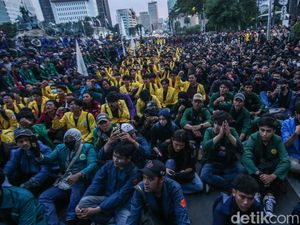Video: Mensesneg Prasetyo Hadi Temui Massa Aksi Indonesia Gelap di Patung Kuda