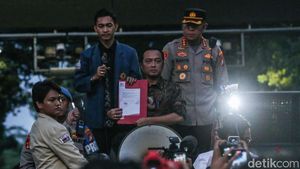 Momen Mensesneg Temui Massa Aksi Indonesia Gelap di Patung Kuda