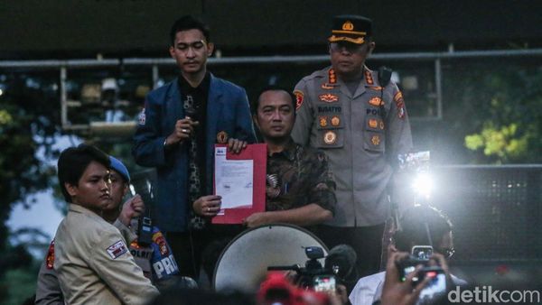 Momen Mensesneg Temui Massa Aksi Indonesia Gelap di Patung Kuda