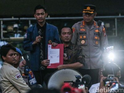 Momen Mensesneg Temui Massa Aksi Indonesia Gelap di Patung Kuda