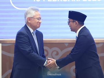 Momen Satryo Lepas Senyum Saat Sertijab ke Mendiktisaintek Baru Brian Yuliarto
