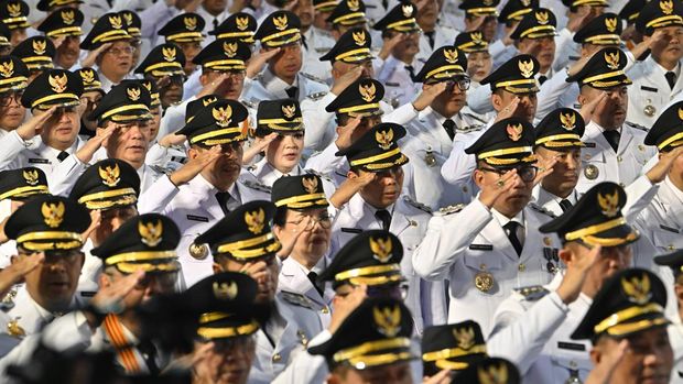 Sejumlah kepala daerah terpilih mengikuti upacara pelantikan di kompleks Istana Kepresidenan, Jakarta, Kamis (20/2/2025). Presiden Prabowo Subianto melantik sebanyak 961 kepala daerah yang terdiri dari 33 gubernur dan 33 wakil gubernur, 363 bupati, 362 wakil bupati, 85 wali kota, dan 85 wakil wali kota dalam upacara tersebut. ANTARA FOTO/Aditya Pradana Putra