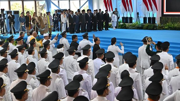 Sejumlah kepala daerah terpilih mengucapkan sumpah jabatan saat dilantik di kompleks Istana Kepresidenan, Jakarta, Kamis (20/2/2025). Presiden Prabowo Subianto melantik 961 kepala daerah yang terdiri dari 33 gubernur dan 33 wakil gubernur, 363 bupati, 362 wakil bupati, 85 wali kota, dan 85 wakil wali kota dalam upacara tersebut. ANTARA FOTO/Aditya Pradana Putra