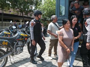 Polisi Gerebek Kampung Rawan Peredaran Narkoba di Mataram Polisi Gerebek Kampung Rawan Peredaran Narkoba di Mataram