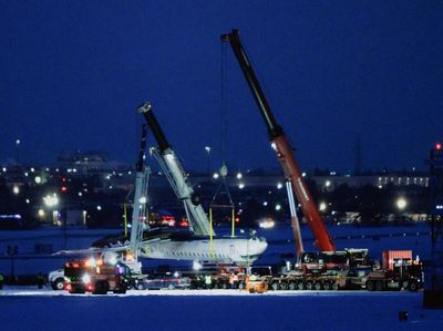Pesawat Delta Airlines yang Terbalik di Kanada Dievakuasi