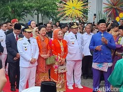 Tiba di Balkot Jakarta untuk Sertijab, Pramono-Rano Disambut Palang Pintu