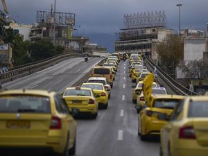 Protes Kode Lalu Lintas Baru, Sopir Taksi di Athena Mogok Kerja