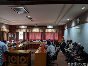 Eks Karyawan Hotel Grand Legi Datangi DPRD NTB, Tuntut Pesangon Seusai di-PHK Eks Karyawan Hotel Grand Legi Datangi DPRD NTB, Tuntut Pesangon Seusai di-PHK