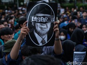 Ragam Spanduk dan Poster Kritik Pemerintah di Aksi Indonesia Gelap