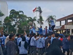 Video: Demo Indonesia Gelap di Palembang, Massa Bakar Ban di DPRD Sumsel