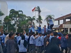 Video: Demo Indonesia Gelap di Palembang, Massa Bakar Ban di DPRD Sumsel