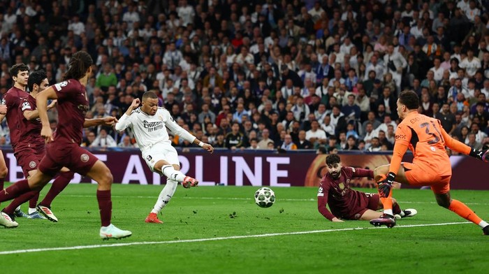 Soccer Football - Champions League - Knockout Phase Playoff - Second Leg - Real Madrid v Manchester City - Santiago Bernabeu, Madrid, Spain - February 19, 2025 Real Madrids Kylian Mbappe scores their second goal past Manchester Citys Ederson Action Images via Reuters/Matthew Childs