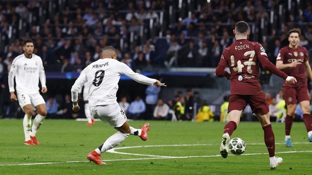 Soccer Football - Champions League - Knockout Phase Playoff - Second Leg - Real Madrid v Manchester City - Santiago Bernabeu, Madrid, Spain - February 19, 2025 Real Madrid's Kylian Mbappe scores their third goal to complete a hat-trick REUTERS/Susana Vera