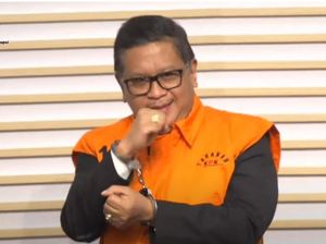 Beda Kepalan Tangan Hasto Sebelum dan Sesudah Ditahan KPK Beda Kepalan Tangan Hasto Sebelum dan Sesudah Ditahan KPK