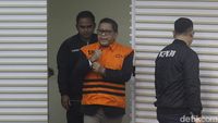 Senyum dan Kepalan Tangan Hasto Saat Resmi Ditahan KPK