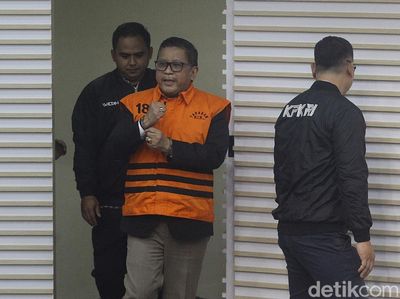 Senyum dan Kepalan Tangan Hasto Saat Resmi Ditahan KPK