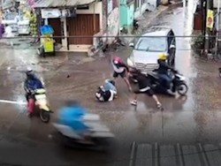 Video: Rekaman CCTV Pembacokan Juru Parkir oleh Orang Tak Dikenal di Bandung