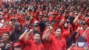 Simpatisan PDIP Geruduk Gedung KPK Saat Hasto Diperiksa