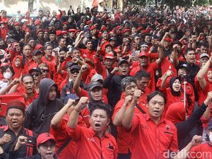 Simpatisan PDIP Geruduk Gedung KPK Saat Hasto Diperiksa