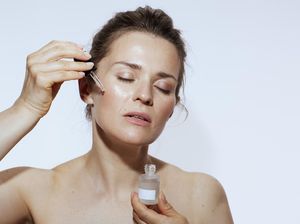 7 Skincare untuk Menghilangkan Bekas Jerawat, Bikin Kulit Mulus dan Glowing 7 Skincare untuk Menghilangkan Bekas Jerawat, Bikin Kulit Mulus dan Glowing