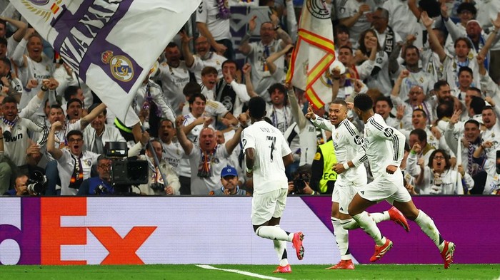 Soccer Football - Champions League - Knockout Phase Playoff - Second Leg - Real Madrid v Manchester City - Santiago Bernabeu, Madrid, Spain - February 19, 2025 Real Madrids Kylian Mbappe celebrates scoring their third goal with Jude Bellingham and Vinicius Junior Action Images via Reuters/Matthew Childs