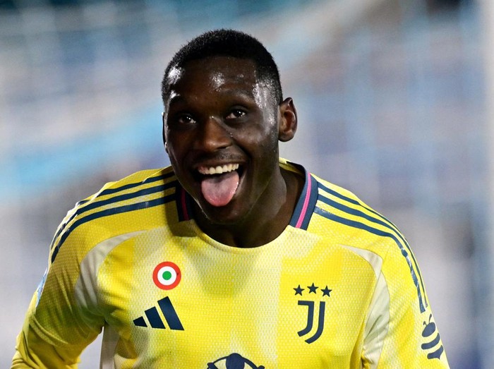 Soccer Football - Serie A - Como v Juventus - Stadio Giuseppe Sinigaglia, Como, Italy - February 7, 2025 Juventus' Randal Kolo Muani celebrates scoring their first goal REUTERS/Daniele Mascolo     TPX IMAGES OF THE DAY