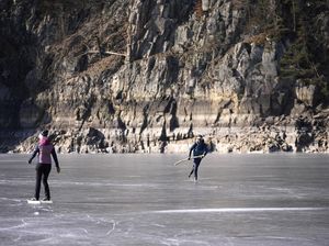 Sungai Membeku di Republik Ceko Jadi Tempat Main Ice Skating Sungai Membeku di Republik Ceko Jadi Tempat Main Ice Skating