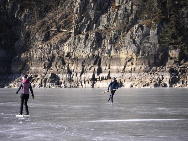 Sungai Membeku di Republik Ceko Jadi Tempat Main Ice Skating