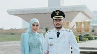 Foto Syahnaz Sadiqah Dampingi Jeje Pelantikan Bupati, Tampil Bak Ibu Pejabat