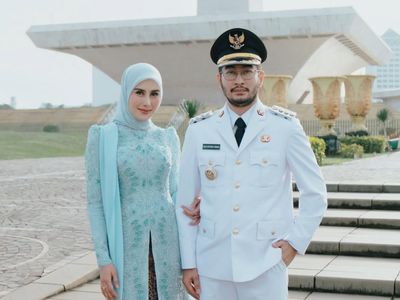 Foto Syahnaz Sadiqah Dampingi Jeje Pelantikan Bupati, Tampil Bak Ibu Pejabat