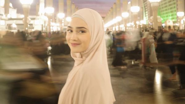 Penampilan Syifa Hadju Berhijab saat Umrah Bikin El Rumi Terpukau