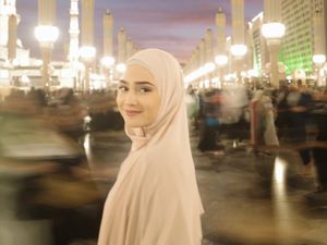 Penampilan Syifa Hadju Berhijab saat Umrah Bikin El Rumi Terpukau
