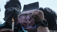 Aksi Teatrikal Prabowo Tiup Lilin Indonesia Gelap
