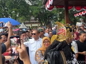 Diiringi Hujan, ASN dan Pelajar Antar Walkot Solo Teguh Pulang ke Rumah Diiringi Hujan, ASN dan Pelajar Antar Walkot Solo Teguh Pulang ke Rumah