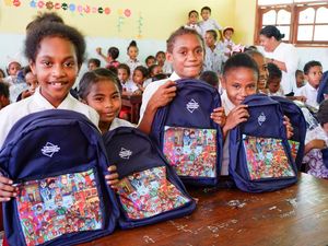 Telkomsel Distribusikan Ribuan Tas Sekolah ke Pelajar di Sumatera-Papua