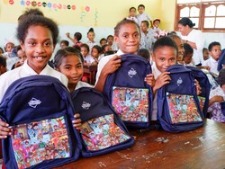Telkomsel Distribusikan Ribuan Tas Sekolah ke Pelajar di Sumatera-Papua