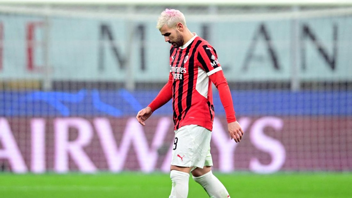 Bek AC Milan Theo Hernandez minta maaf karena dikartu merah di laga kontra Feyenoord (REUTERS/Daniele Mascolo)