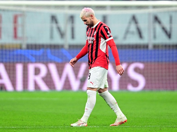 Soccer Football - Champions League - Knockout Phase Playoff - Second Leg - AC Milan v Feyenoord - San Siro, Milan, Italy - February 18, 2025 AC Milan's Theo Hernandez leaves the pitch after being shown a second yellow then red card for simulation REUTERS/Daniele Mascolo