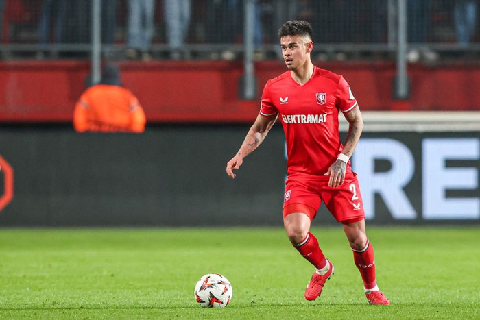 ENSCHEDE, NETHERLANDS - FEBRUARY 13: Mees Hilgers of FC Twente dribbles during the UEFA Europa League 2024/25 League Knockout Play-off First Leg match between FC Twente and FK Bodo Glimt at Grolsch Veste on February 13, 2025 in Enschede, Netherlands. (Photo by Peter Lous/BSR Agency/Getty Images)