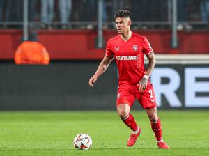 Mees Hilgers Bisa Saja Tinggalkan Twente Musim Panas Lalu, tapi... Mees Hilgers Bisa Saja Tinggalkan Twente Musim Panas Lalu, tapi...