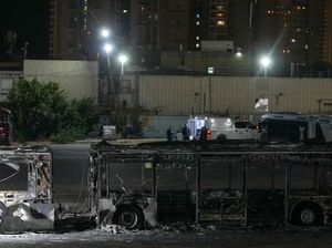 Dunia Hari Ini: Ledakan Bus di Israel Diduga Serangan Teror Dunia Hari Ini: Ledakan Bus di Israel Diduga Serangan Teror