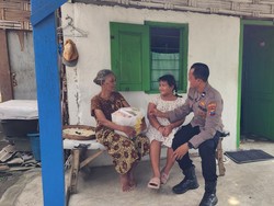 Bhabinkamtibmas di Sidoarjo Ini Ajarkan Putrinya Peduli Sesama