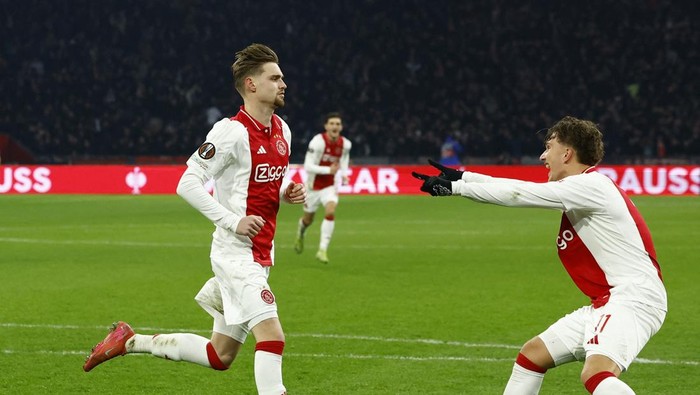 Soccer Football - Europa League - Knockout Phase Playoff - Second Leg - Ajax Amsterdam v Union Saint-Gilloise - Johan Cruijff Arena, Amsterdam, Netherlands - February 20, 2025 Ajax Amsterdams Kenneth Taylor celebrates scoring their first goal with Mika Godts REUTERS/Piroschka Van De Wouw