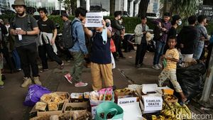 Aksi Bagi-bagi Minuman dan Makanan Gratis di Demo Indonesia Gelap